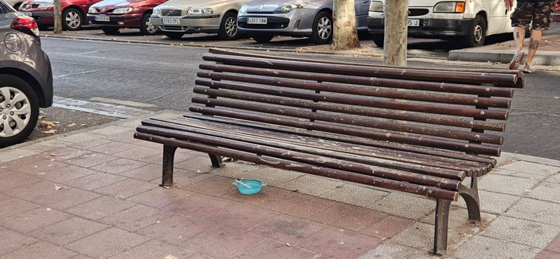 Mobiliario urbano dañado