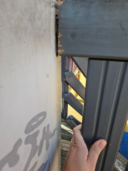 Mobiliario urbano dañado